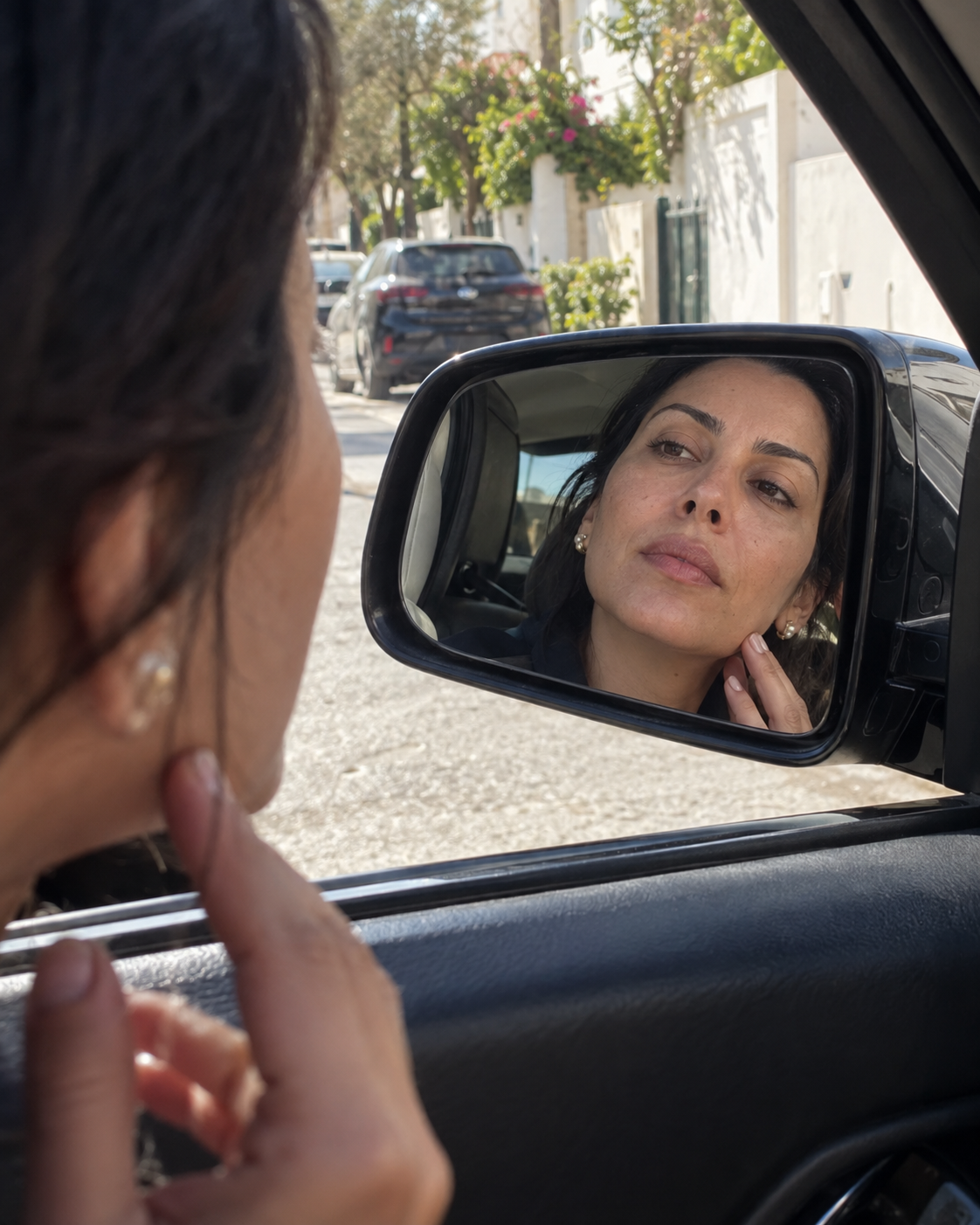 Scène illustrative d’une femme regardant son reflet dans un rétroviseur.